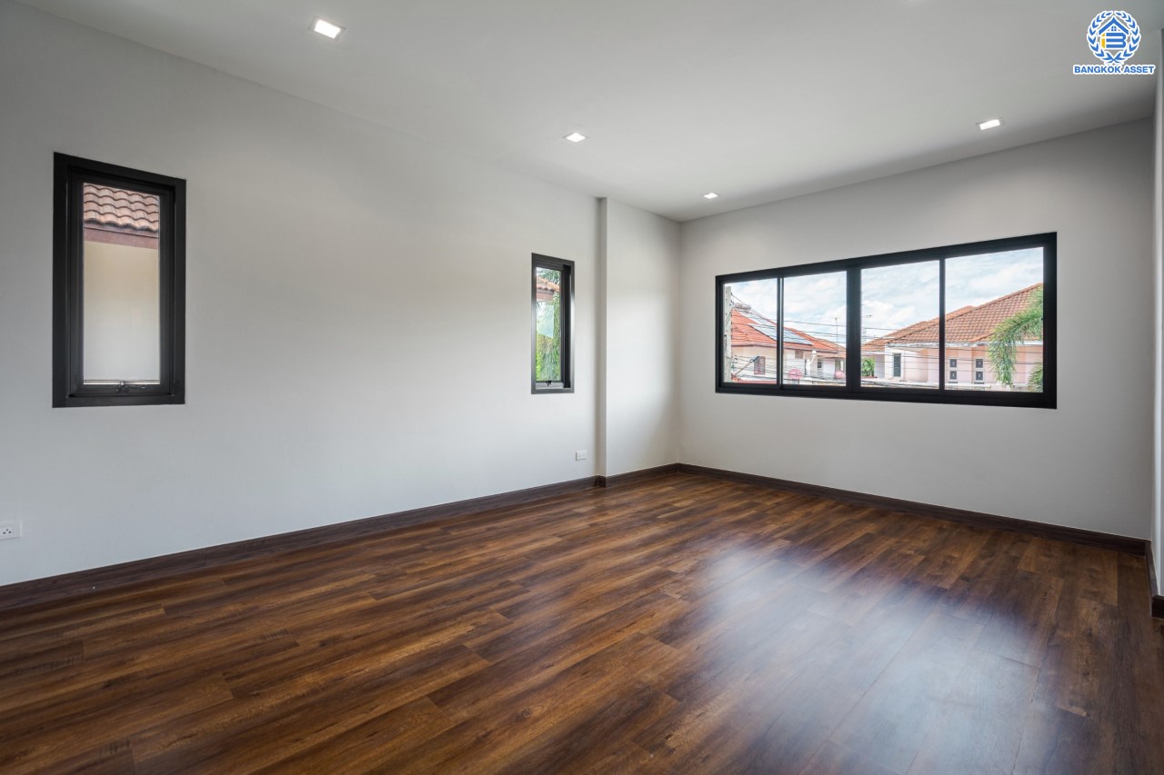 บ้านมือสองตกแต่งใหม่ ม.บ้านชมเพลิน เพชรเกษม หลังมุม เนื้อที่ 122 ตร.ว. ฟังก์ชันครบ 3 ห้องนอน 3 ห้องน้ำ 1 ห้องอเนกประสงค์ 2 ที่จอดรถ บนทำเลศักยภาพ เชื่อมต่อหลายเส้นทาง ใกล้เดอะมอลล์บางแค และรถไฟฟ้าสายสีน้ำเงิน "สถานีหลักสอง" รายล้อมด้วยสิ่งอำนวยความสะดวกครบครัน